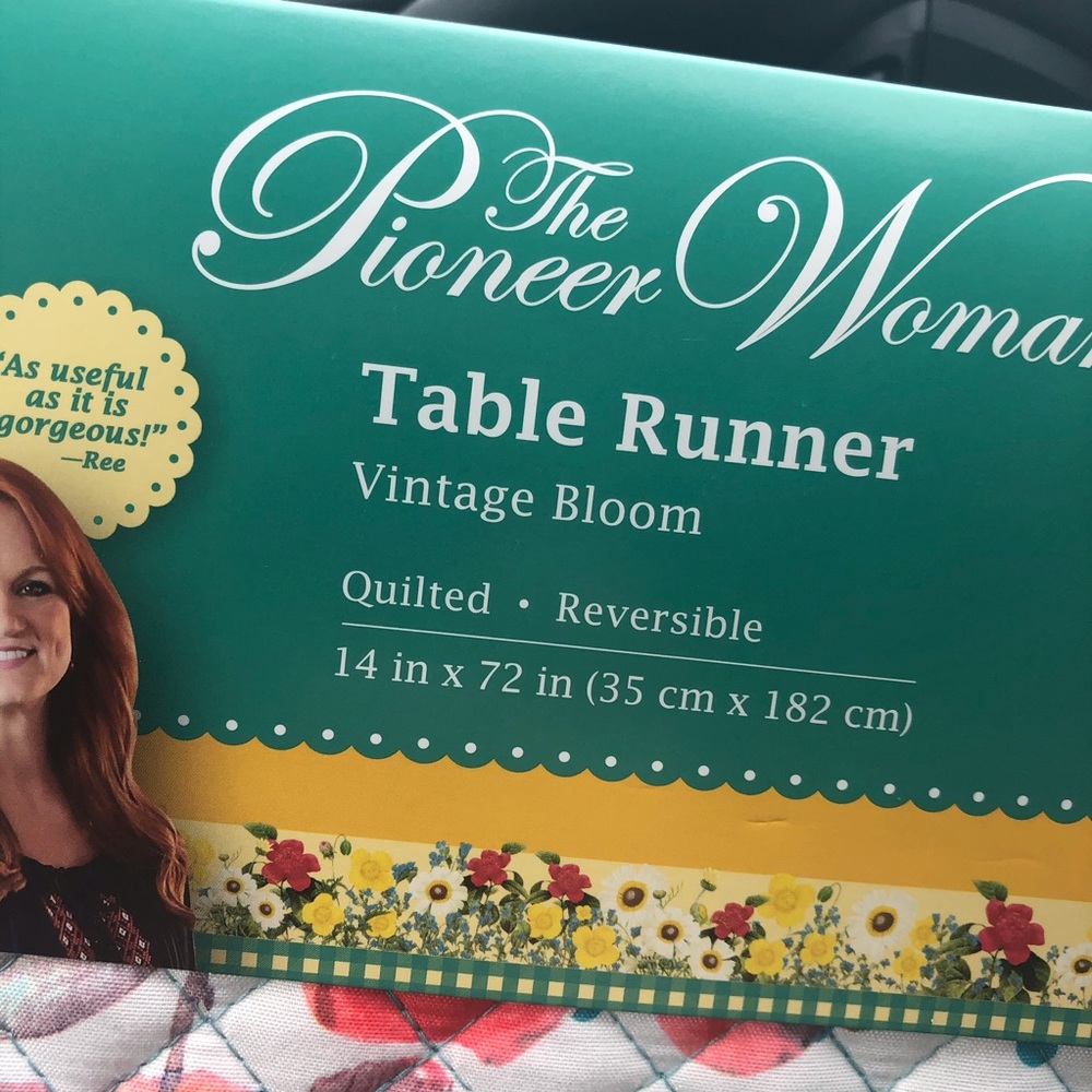 The Pioneer Woman Vintage Bloom Table Runner - Picture 2 of 5